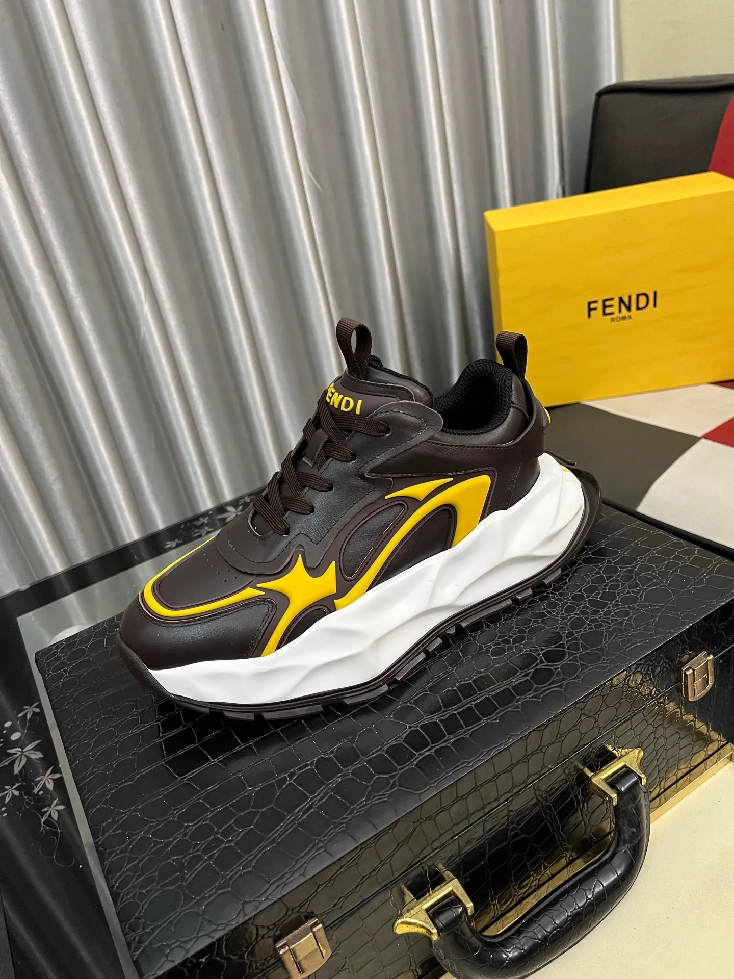 Men's Men's Shoes💰580⌚️⌚️[fendi] Fendi's classic and comfortable men's, this complex sneaker is made of soft calfskin➕genuine leather lining➕original ultra-light rubber material with rough outsole. This unique light style is suitable for the casual and refined sensibility of this season. It is comfortable and natural on the feet. It is an everyday style for casual travel in autumn and winter! 38-446️⃣colors available